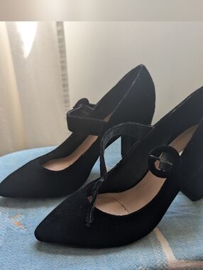 Tahari Black Velvet Heels Size 7 Pointed Toe